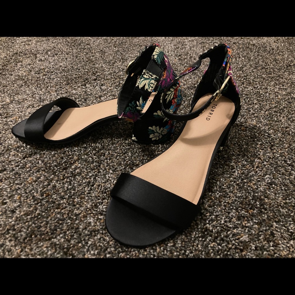 NWT Torrid floral black satin strappy heels